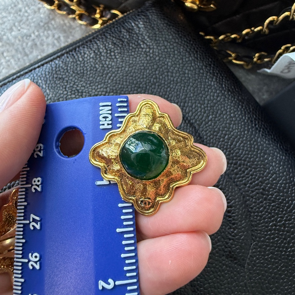 LOT 1669 24K gold plated CHANEL vintage green gripoix clip on earrings - Picture 3 of 7